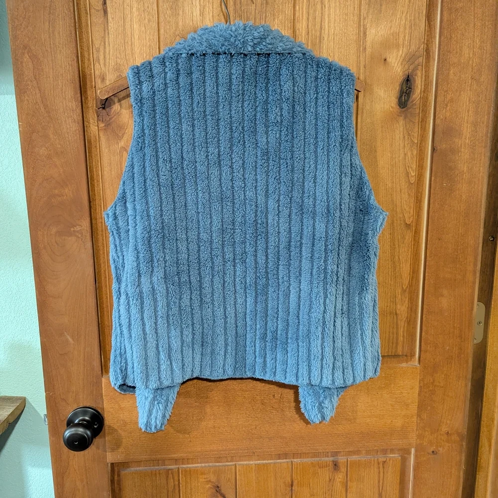 Blue Faux Fur Vest‎